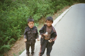 Tibetan kids eating some candy after pushing me up the road